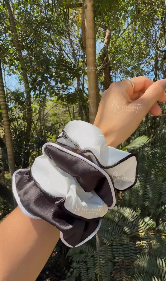 Scrunchie de Cetim Branco com preto acessório cabelo